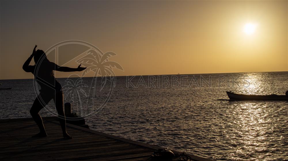 Danse bèlè avec une barque au coucher de soleil