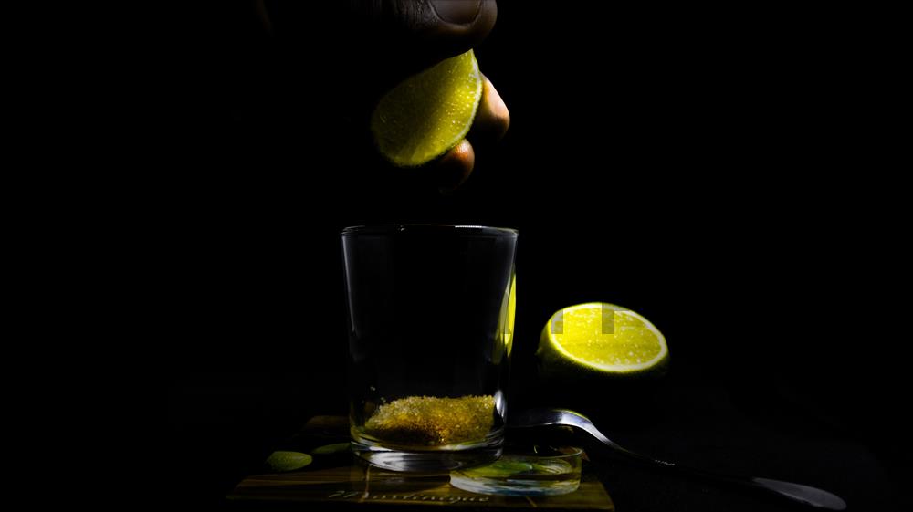 Punch décoré avec son citron en obscurité